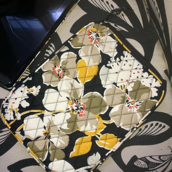 Vera Bradley iPad case with matching iPad bag - Picture 3 of 3